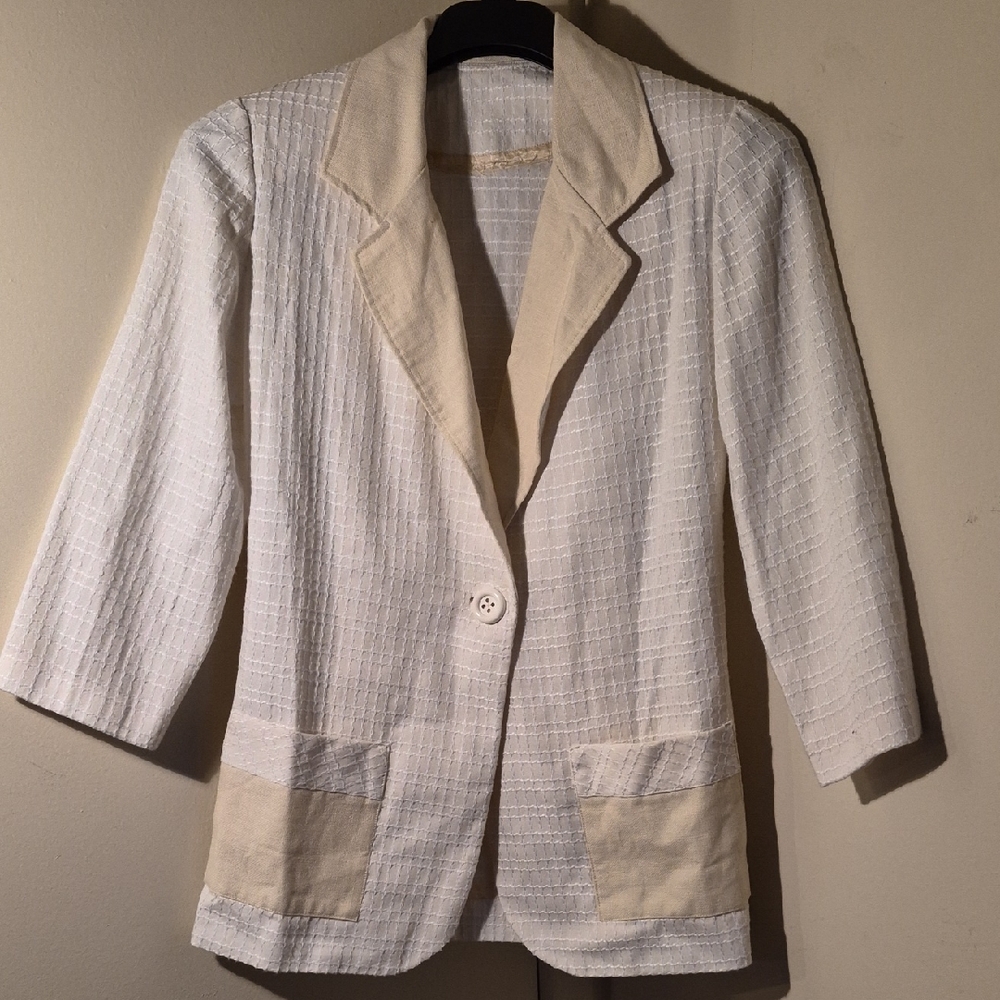 Elegant Women's White and Cream Blazer